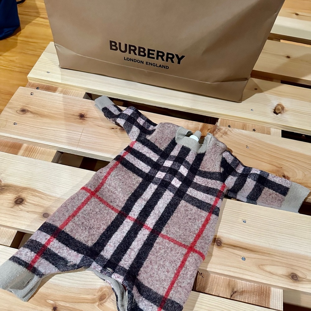 Burberry Authentic!!! Limited edition 22